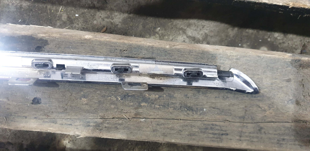 Молдинг решетки радиатора левый нижний Mercedes E-Class (W213) 16-20 Б/У Оригинал A2138880373