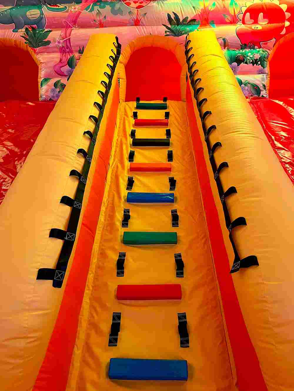 Коммерческий надувной батут «Драконье логово», с крышей, 12*8*7 м