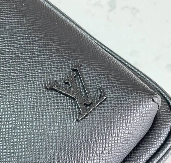 Сумка-слинг Louis Vuitton Avenue NM кожа Taiga Black