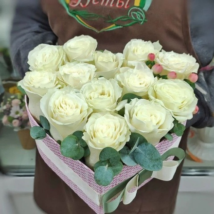 Композиция с белыми розами "сердечко"