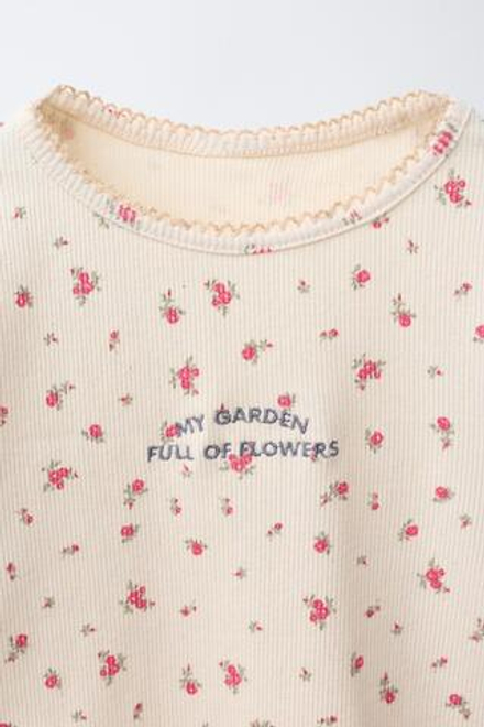 ZARA ФУТБОЛКА В РУБЧИК С ЦВЕТОЧНЫМ ПРИНТОМ И ВЫШИВКОЙ, ЭКРЮ