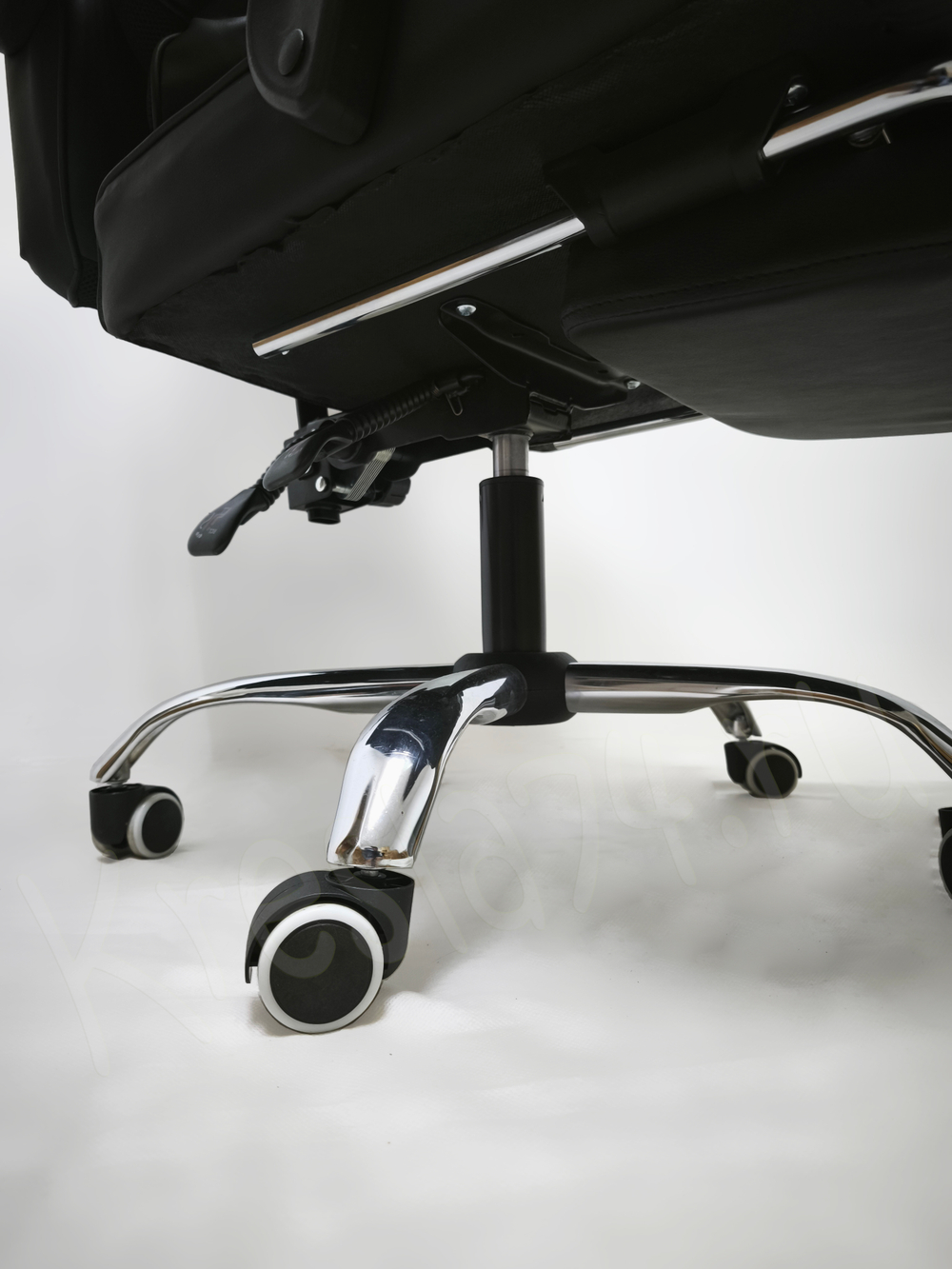 Кресло руководителя с подушкой. Черный цвет