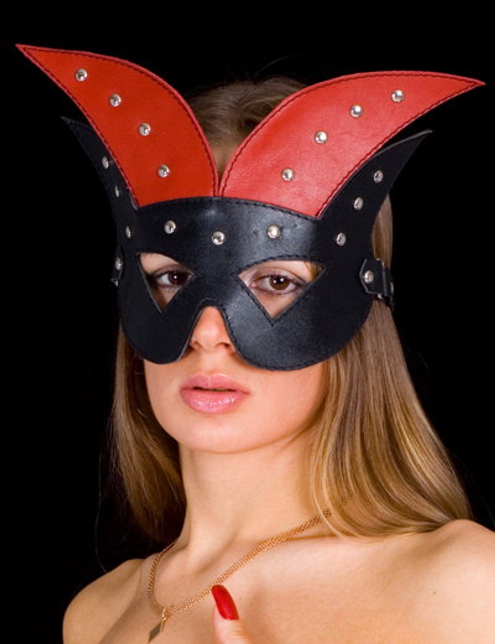 Чёрно-красная кожаная маска на глаза с клёпками (Цвет: черный с красным)