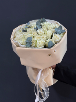 Букет 37 белых роз с эвкалиптом