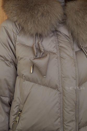 Серый пуховик с меховой отделкой
