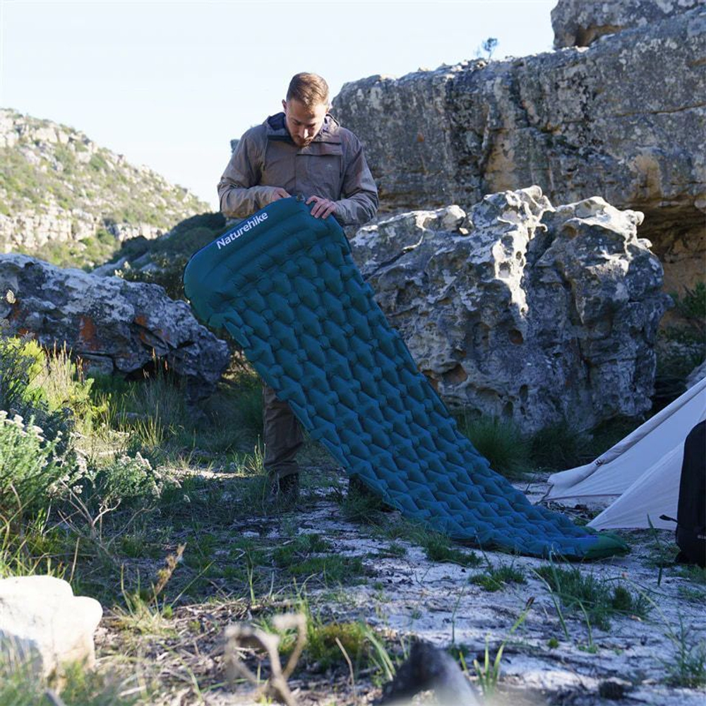 Коврик туристический надувной Naturehike CNK2300DZ0001 с насосом FC-12 синий