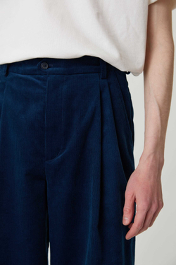 Брюки мужские со складками из синего вельвета