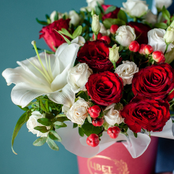 Красно-белый букет в шляпной коробке