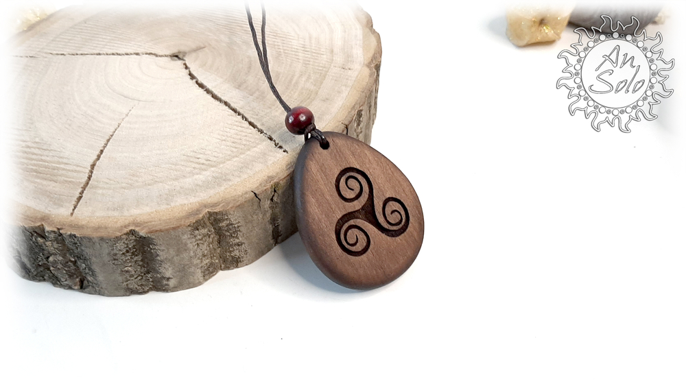 Оберег-капля "Трискель" из кедра