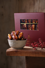 Подарочный набор сухофруктов и фиников Shahani Medjool с карамелизованными орехами 28 шт 80210187 Иран