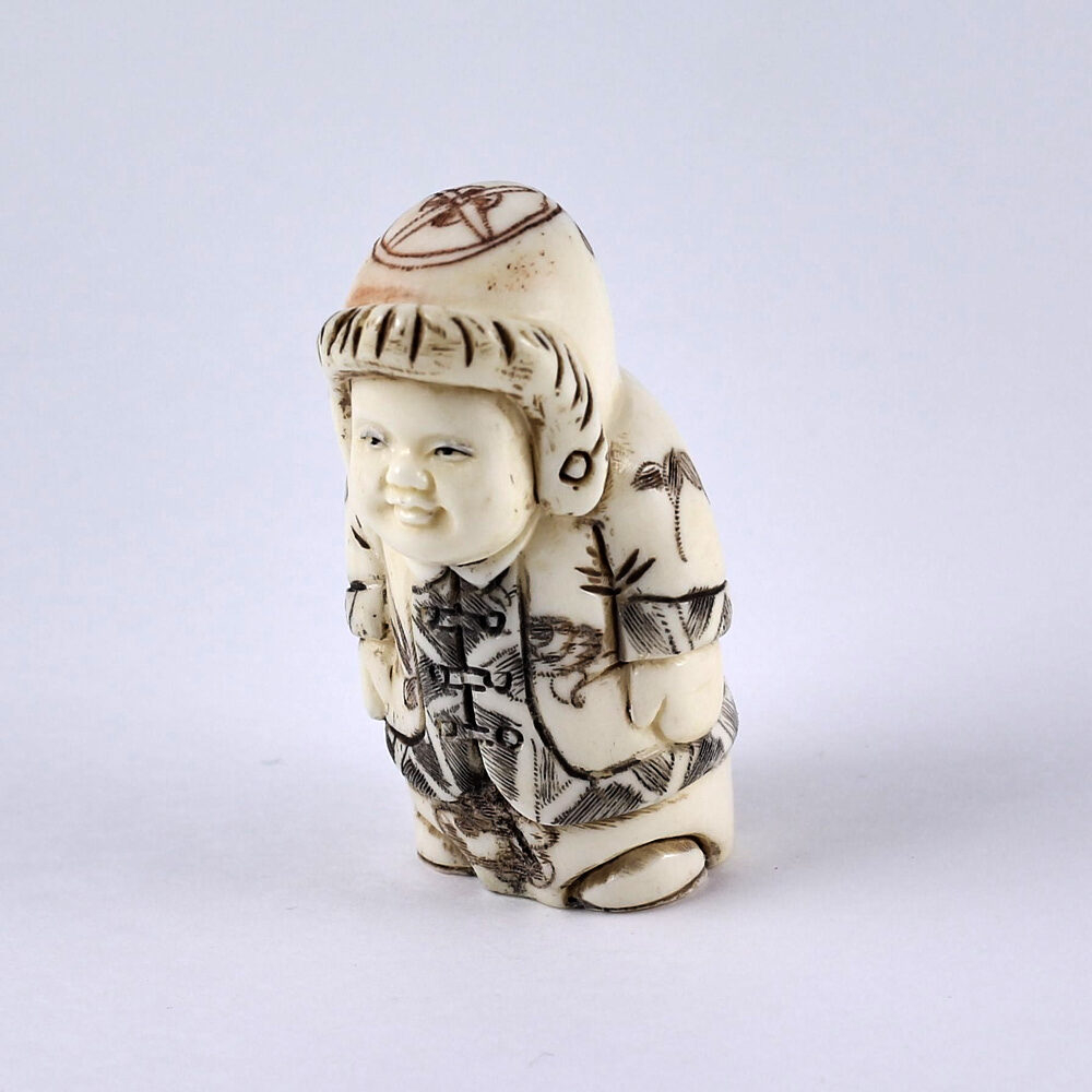 Нэцкэ Ребенок Карако в зимнем одеянии