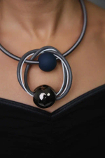 Колье графитовый и синий шары на серо-белой коже и сером текстиле