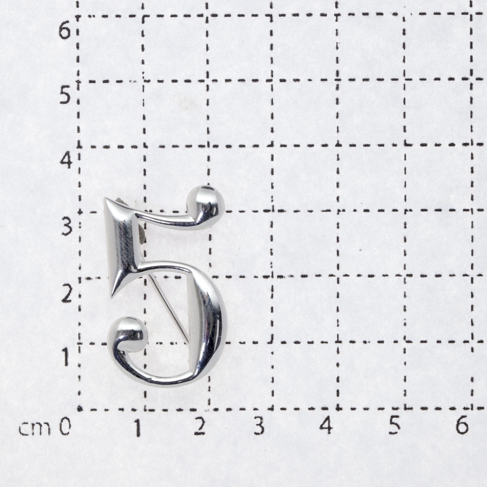 "Пять" брошь в родиевом покрытии из коллекции "Numerology" от Jenavi с замком булавка