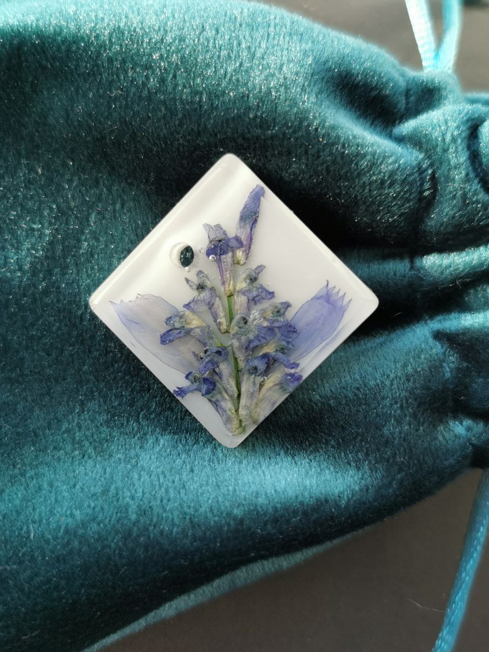 Белая подвеска с фиолетовым цветком