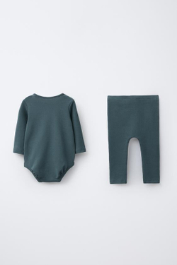 ZARA КОМПЛЕКТ ИЗ БОДИ И ЛЕГГИНСОВ С ВЫШИВКОЙ "ОВЕЧКА", НЕФТЯНОЙ