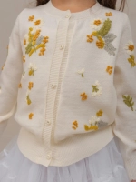 Кофта для девочки на пуговицах с вышивкой