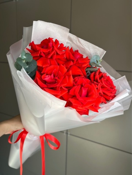Моно из 5 французских роз и эвкалипта