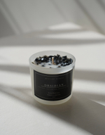 Ароматическая свеча с натуральным камнем "Обсидиан" и ароматом "Черная лава" 80мл