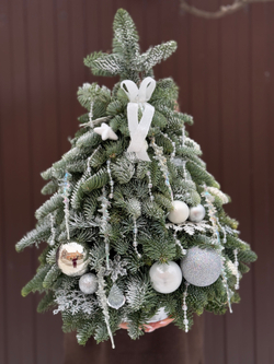 Новогодняя композиция из нобилиса "Елочка ручной работы", оформленная в трендовых тенденциях, 55-60 см