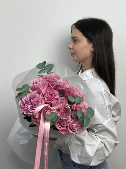 Круглый букет из пионовидных роз "Кантри Блю" и эвкалипта. Букет 1234