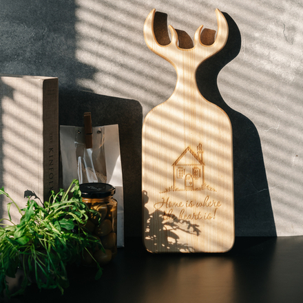 Доска разделочная из древесины сибирского кедра с гравировкой "Home is where the heart is". RD86