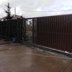 Ворота откатные с зашивкой металлоштакетником на винтовых сваях 4/2