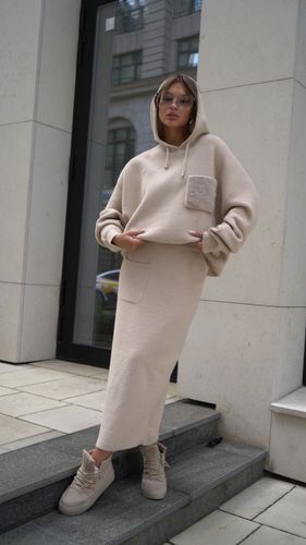 Бежевый женский костюм с юбкой