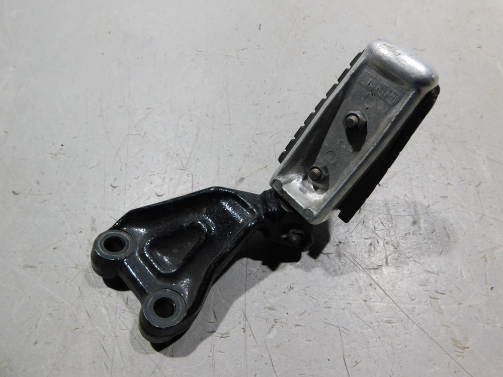 Подножка водительская левая Yamaha V-Max 1200 021090