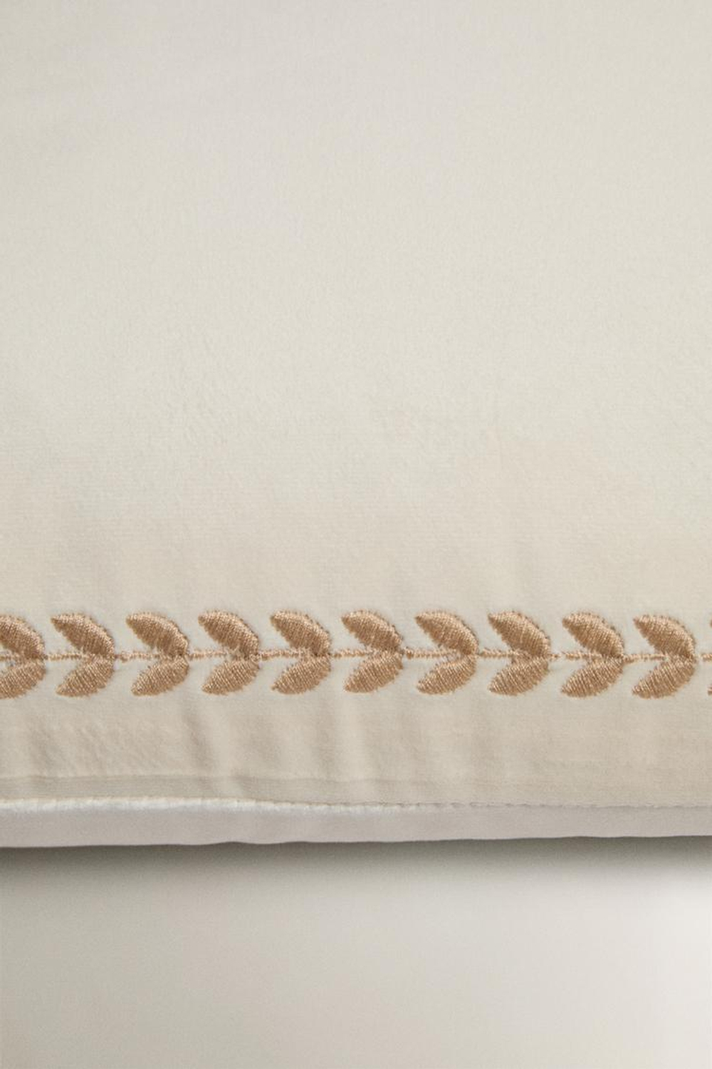 ZARA HOME ЧЕХОЛ ДЛЯ ДЕКОРАТИВНОЙ ПОДУШКИ С КОНТРАСТНОЙ КАЙМОЙ, КРЕМОВЫЙ