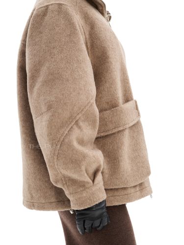 Бежевая куртка с накладными карманами