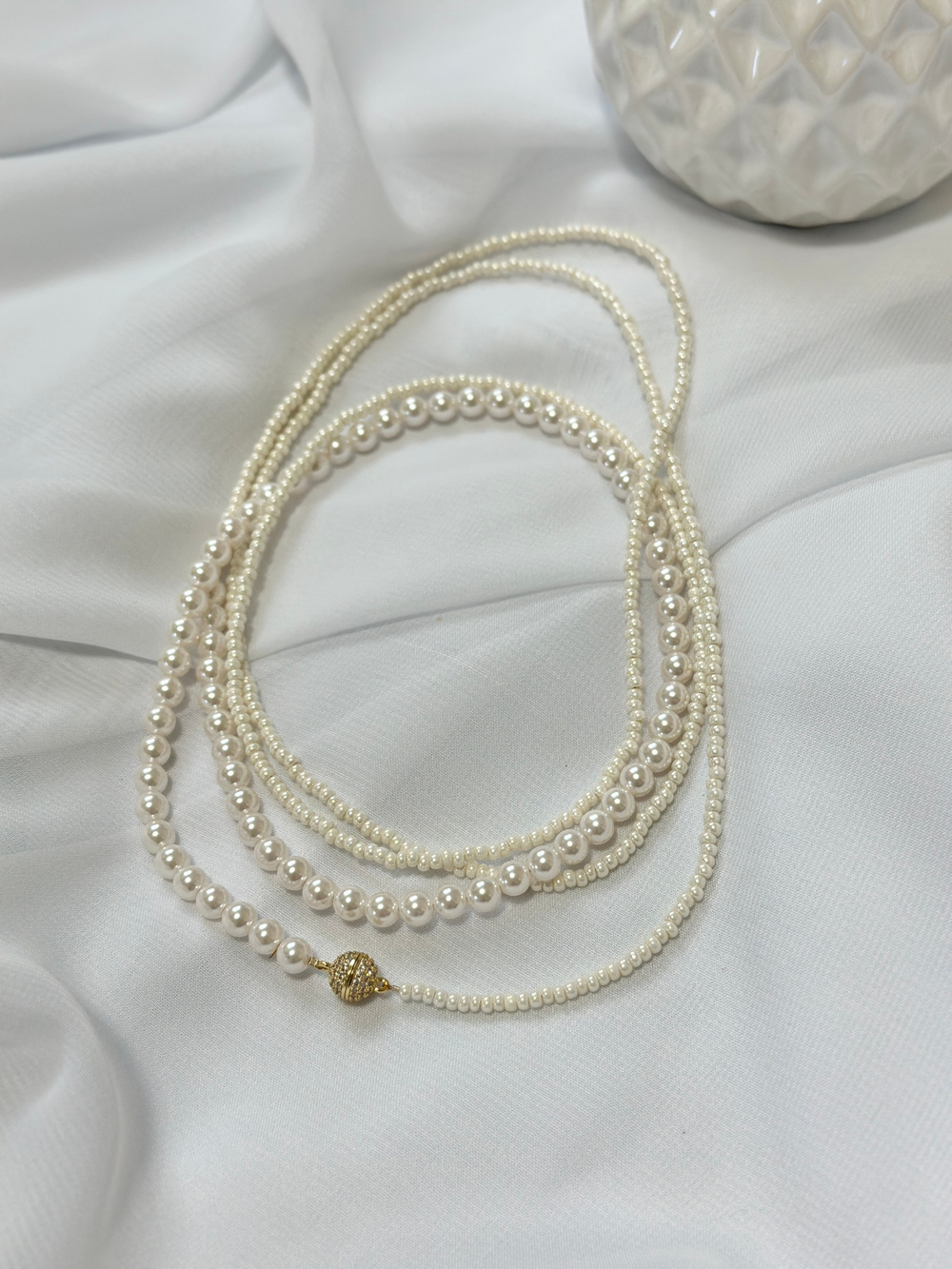 Нить-трансформер на золотом магните из белого микрожемчуга и жемчуга Майорка