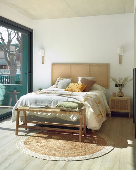 Приставной столик Glenda из массива тика Ø 35 см