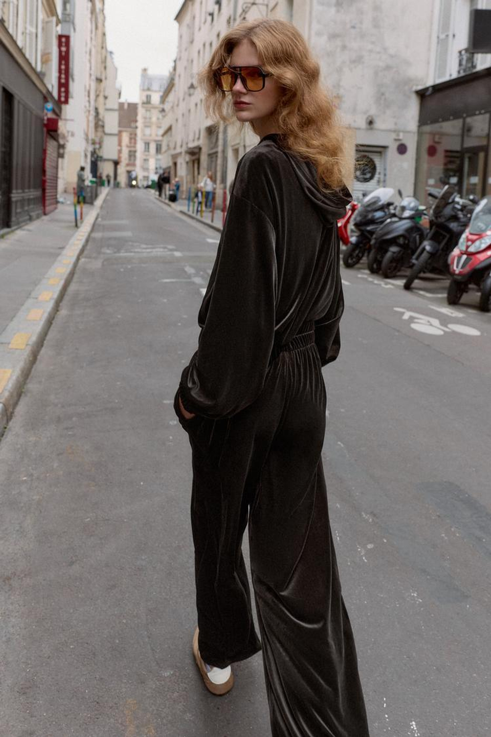 ZARA БАРХАТНАЯ КУРТКА С КАПЮШОНОМ, ТЕМНО-КОРИЧНЕВЫЙ