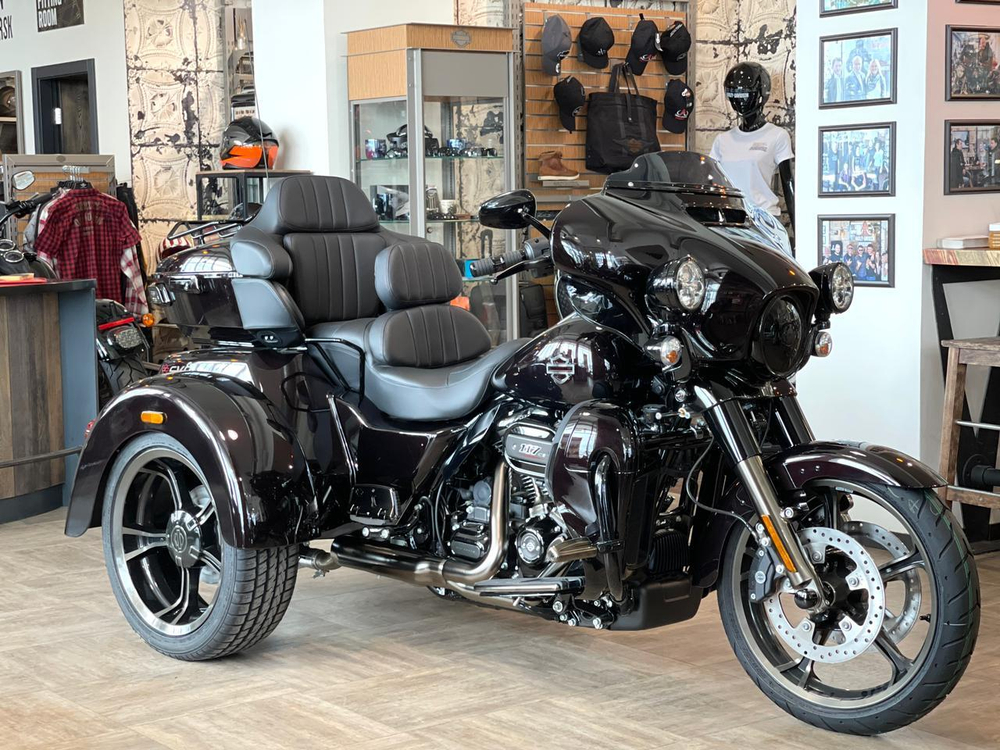 CVO TRI GLIDE 2021 Charred Crimson