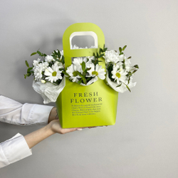 Ромашки в сумке с эвкалиптом