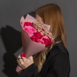 Подарочный набор 9 роз Кения 32см в пленке  + топпер