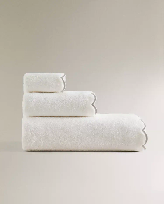 ZARA HOME БАННОЕ ПОЛОТЕНЦЕ С ВОЛНИСТОЙ КРОМКОЙ, СЕРЕБРЯНЫЙ