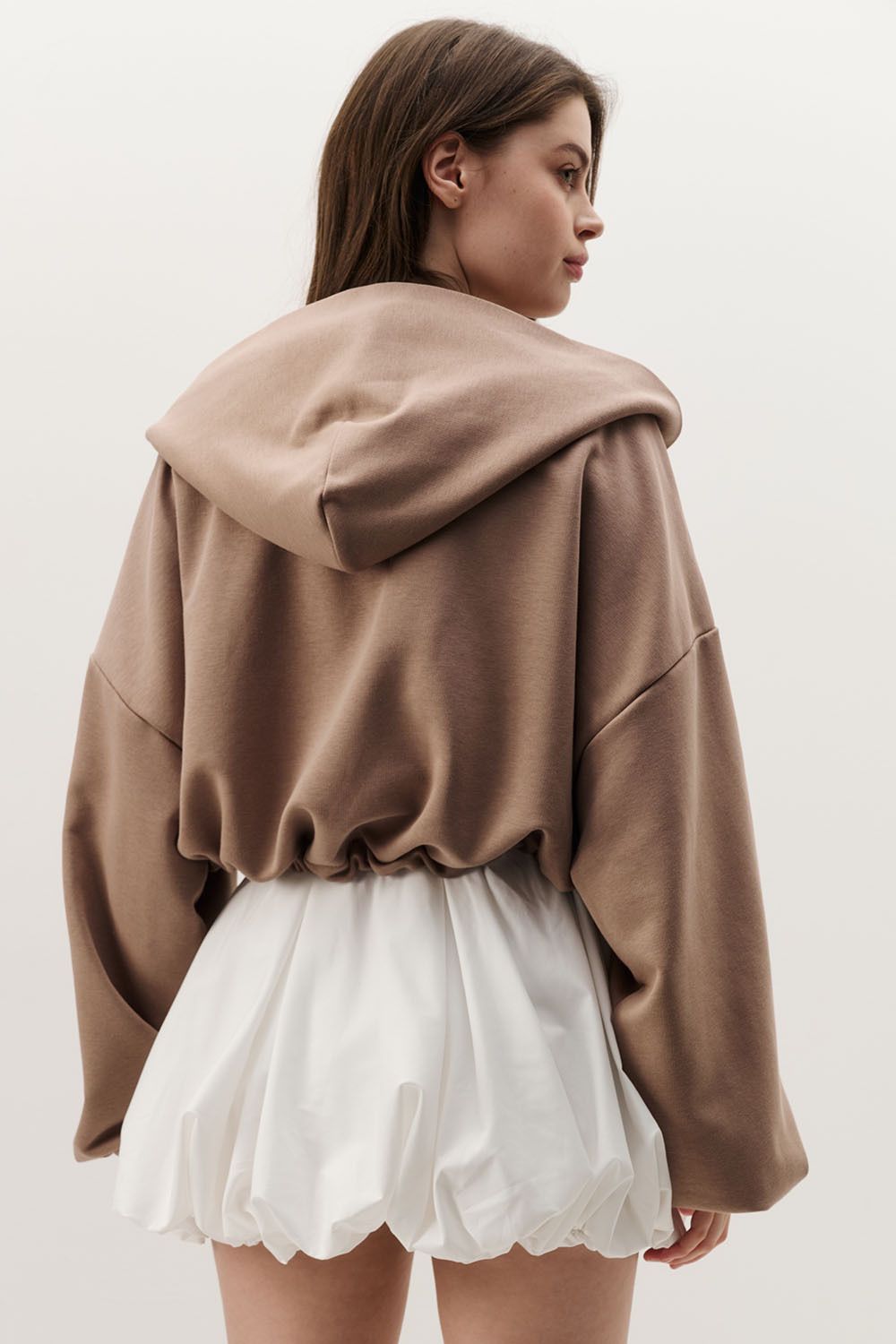 Укороченное худи на молнии цвета капучино