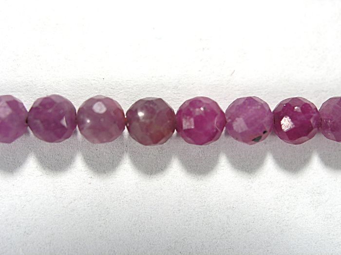 Бусина из корунда пурпурного, фигурная, 4 мм (шар, граненая)