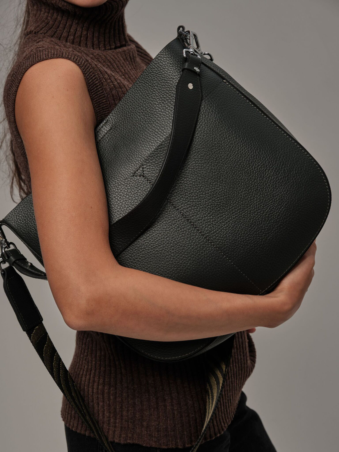 Сумка кожаная на плечо кросс-боди темно-зеленая