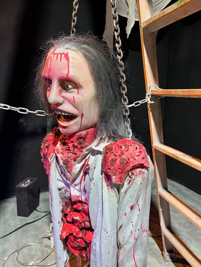 Хоррор-манекен «Полузомби»