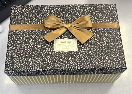 Подарочная коробка с крышкой в цветок 25,5*17*10,5 см.