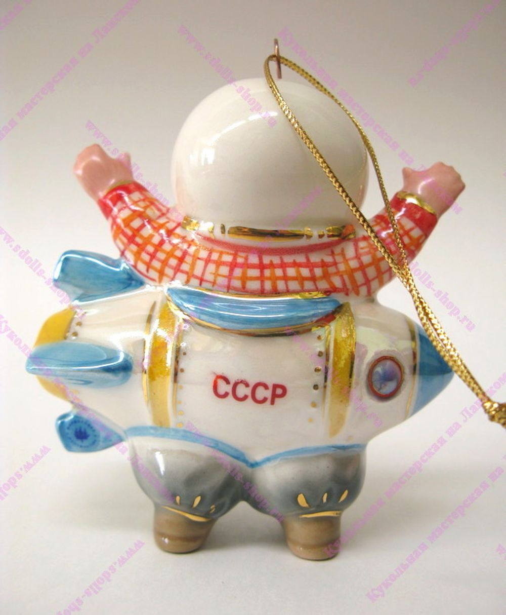 Фарфоровая ёлочная игрушка "Мальчик в ракете"