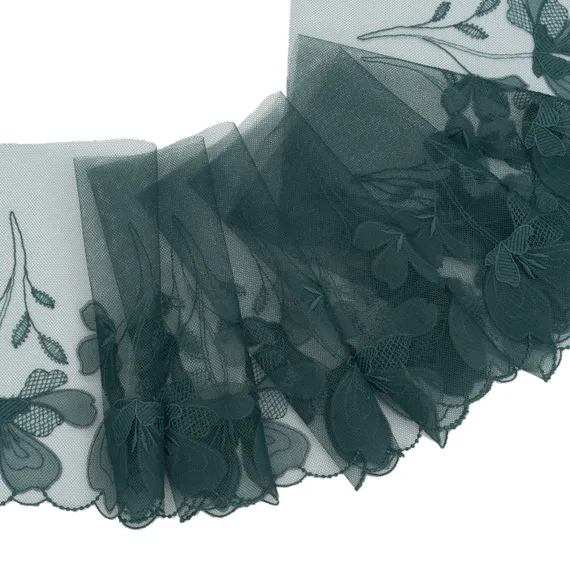 Вышивка на сетке зеленая (правая) 17 см