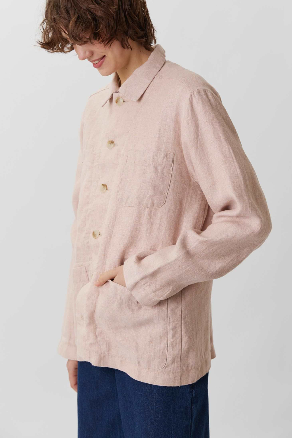 Верхняя мужская рубашка с карманами из розового льна