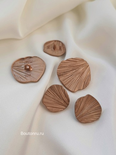 Пуговицы в форме ракушки в матовом золоте