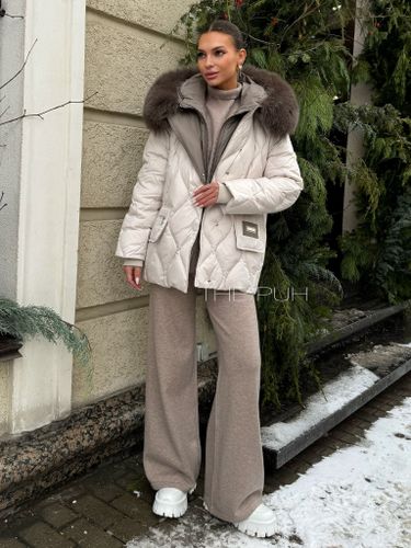 Укороченный пуховик цвета айвори с капюшоном и мехом песца