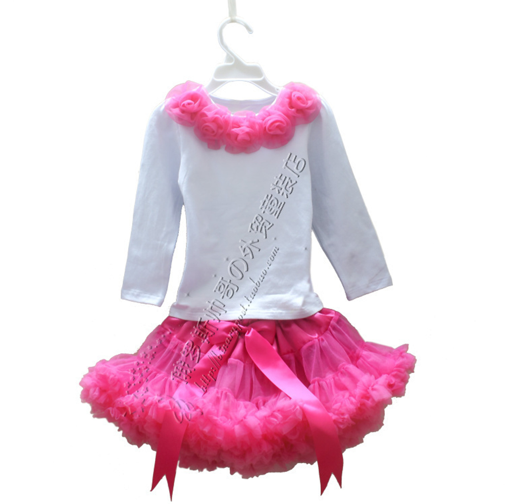 Костюм из пышной юбки и лонгслива, украшенного розами