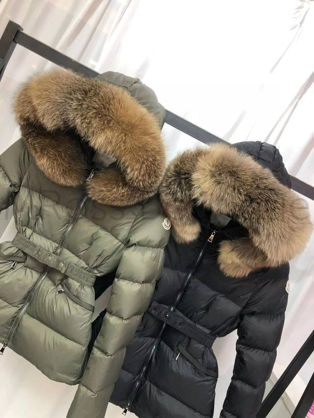 Женский короткий пуховик Moncler Boed (Монклер) с меховой отделкой на капюшоне