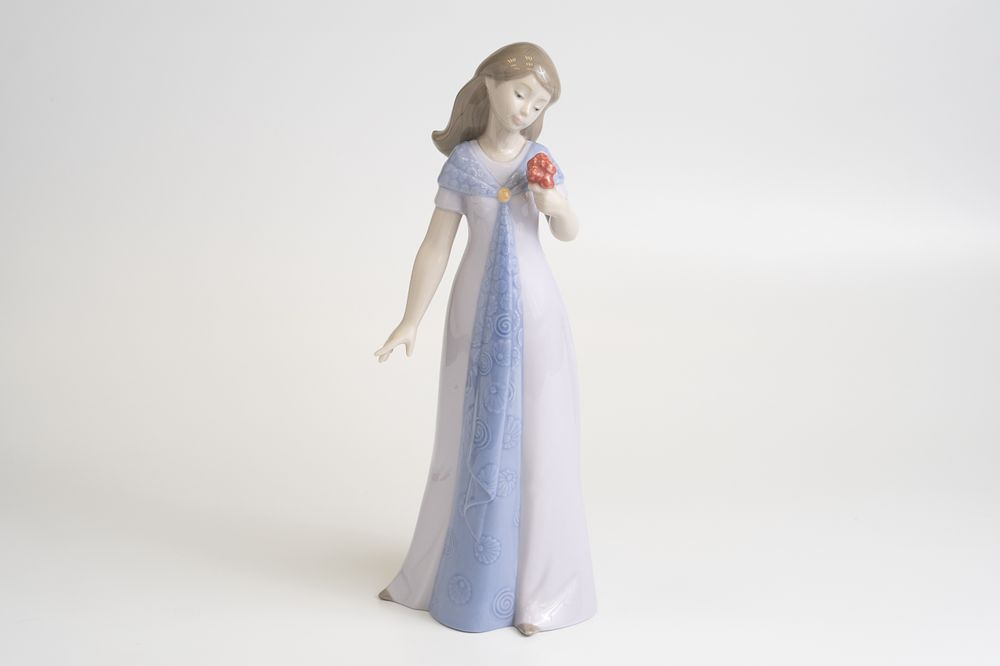 Фарфоровая статуэтка Lladro «Элегантная поза» (Elegant Pose)